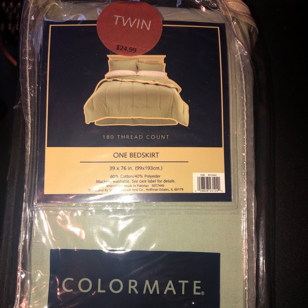 Twin sized bedskirt